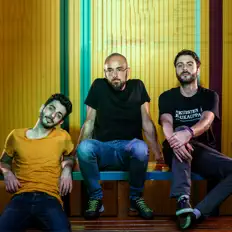 聆聽 Incomodo、觀看音樂影片、閱讀小傳、查看巡演日期等！