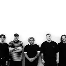 聆聽 Certainty、觀看音樂影片、閱讀小傳、查看巡演日期等！