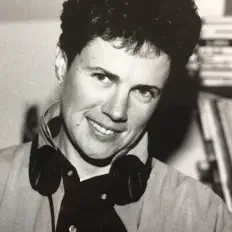 Claire Ritter सुनें, म्यूज़िक वीडियो देखें, बायो पढ़ें, दौरे की तारीखें और बहुत कुछ देखें!