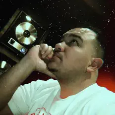 聆聽 Fai、觀看音樂影片、閱讀小傳、查看巡演日期等！