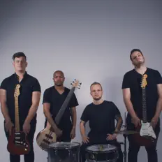 聆聽 IV4、觀看音樂影片、閱讀小傳、查看巡演日期等！