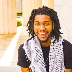 聆聽 Thi King、觀看音樂影片、閱讀小傳、查看巡演日期等！