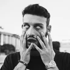 收听 Symbiotic、观看音乐视频、阅读小传、查看巡演日期等 ！