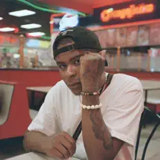 聆聽 Yung Uglee、觀看音樂影片、閱讀小傳、查看巡演日期等！