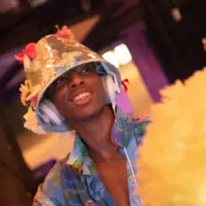 收听 1800-SOS、观看音乐视频、阅读小传、查看巡演日期等 ！