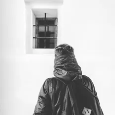 聆聽 ENTER、觀看音樂影片、閱讀小傳、查看巡演日期等！