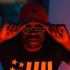 Posłuchaj wykonawcy Strlng, obejrzyj teledyski, przeczytaj biografię, zobacz daty tras koncertowych i nie tylko!