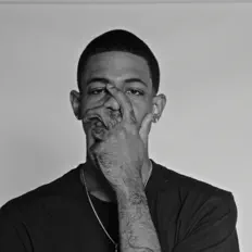 Poslechněte si interpreta Macky G, sledujte hudební videa, přečtěte si životopis, podívejte se na data turné a další informace.