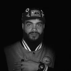 Junebugを聴いたり、ミュージックビデオを鑑賞したり、経歴やツアー日程などを確認したりしましょう！