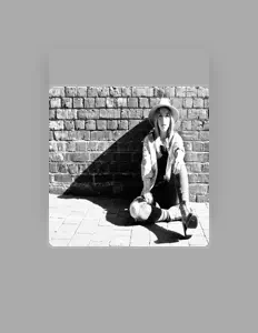 Laine Wainwrightを聴いたり、ミュージックビデオを鑑賞したり、経歴やツアー日程などを確認したりしましょう！