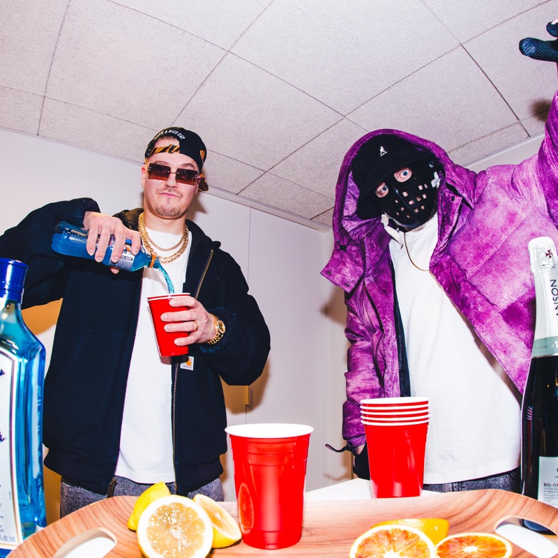 YLHÄÄL JA ALHAAL - VITUN ISO ROTSI, Sairas T & Käsipuoli: Song Lyrics ...