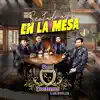 SENTADO AQUI EN LA MESA