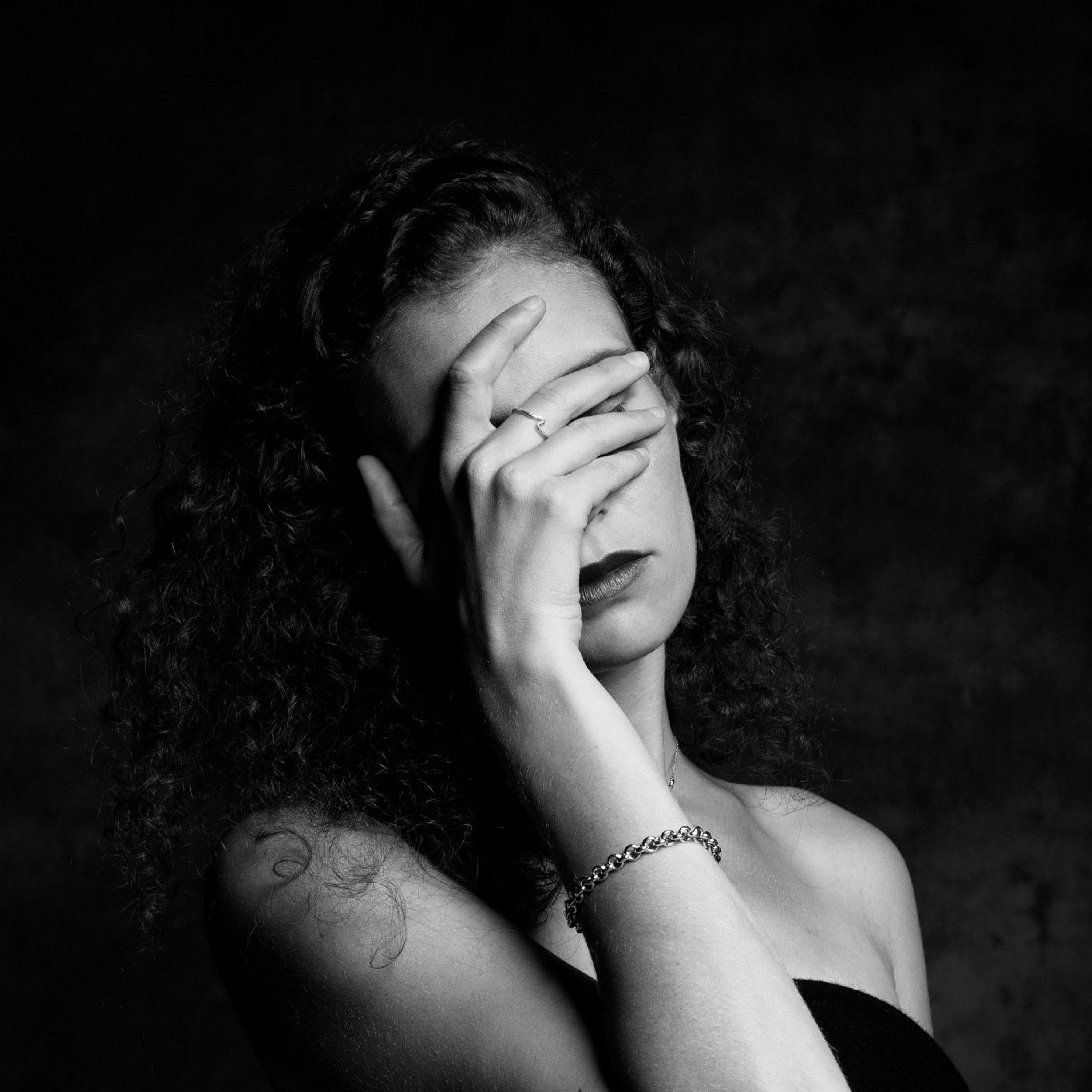 I dance with the dark so she loves me - EP