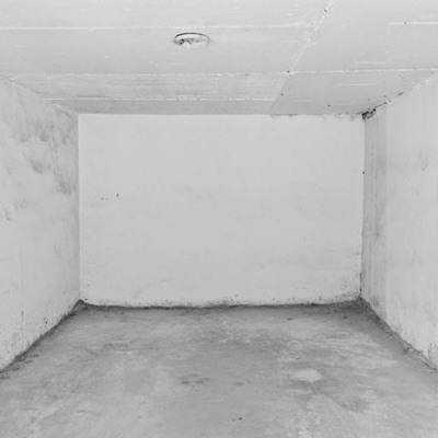 four plain empty walls - Single