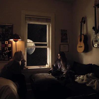 Lauren Creviston & Brynn Eliseの「Wrong Places - Single」を聴こう。