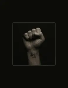 Poslechněte si interpreta Laryla, sledujte hudební videa, přečtěte si životopis, podívejte se na data turné a další informace.