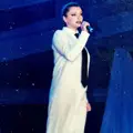 BOTA E MADHE ËSHTË ME TY