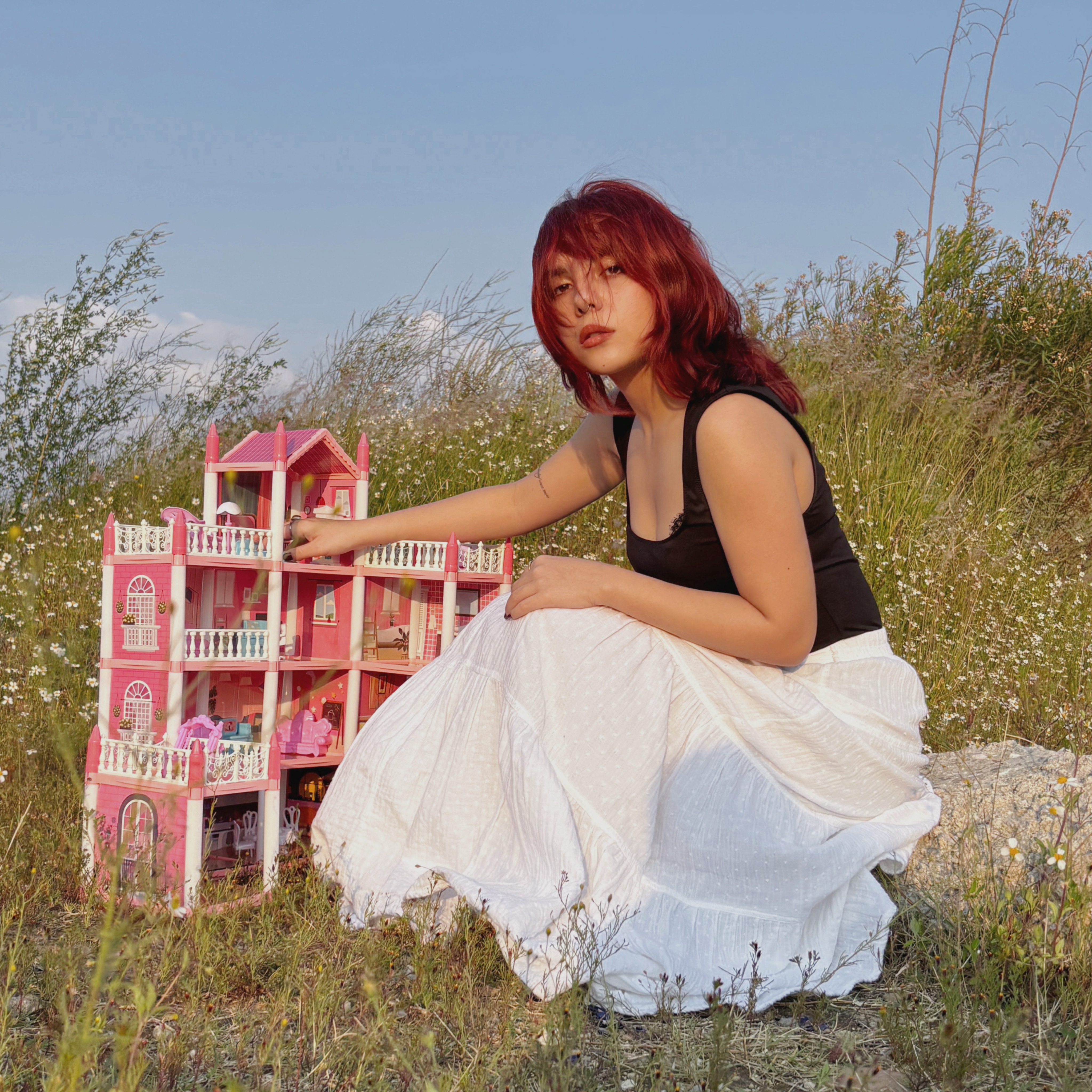 LEJOS DE AQUÍ - Single