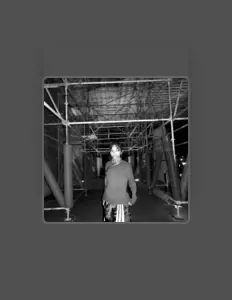 聆聽 StayFlo、觀看音樂影片、閱讀小傳、查看巡演日期等！