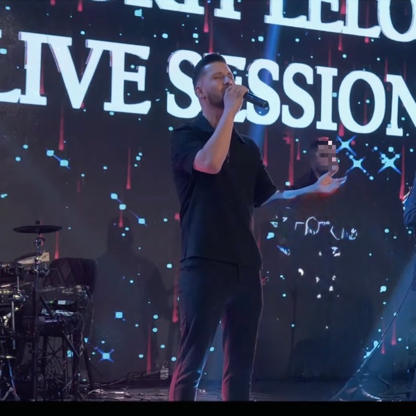 Tingujt e kitares (Live)