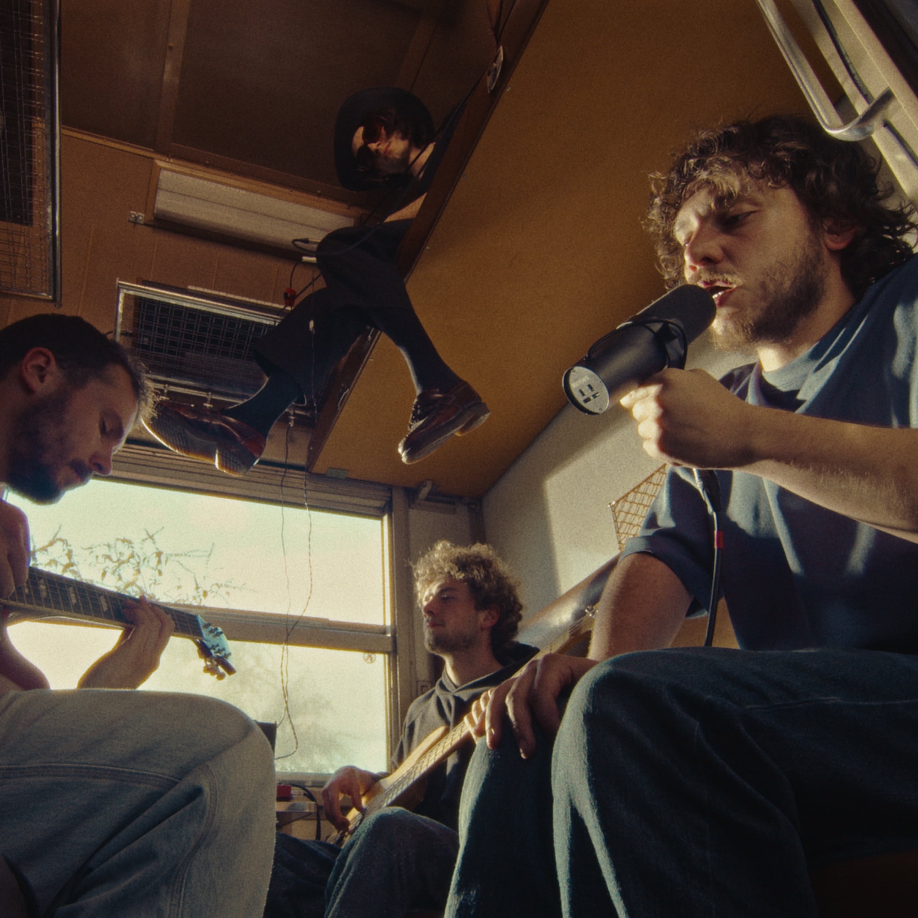 C'est quand même bizarre mais dans un wagon - EP