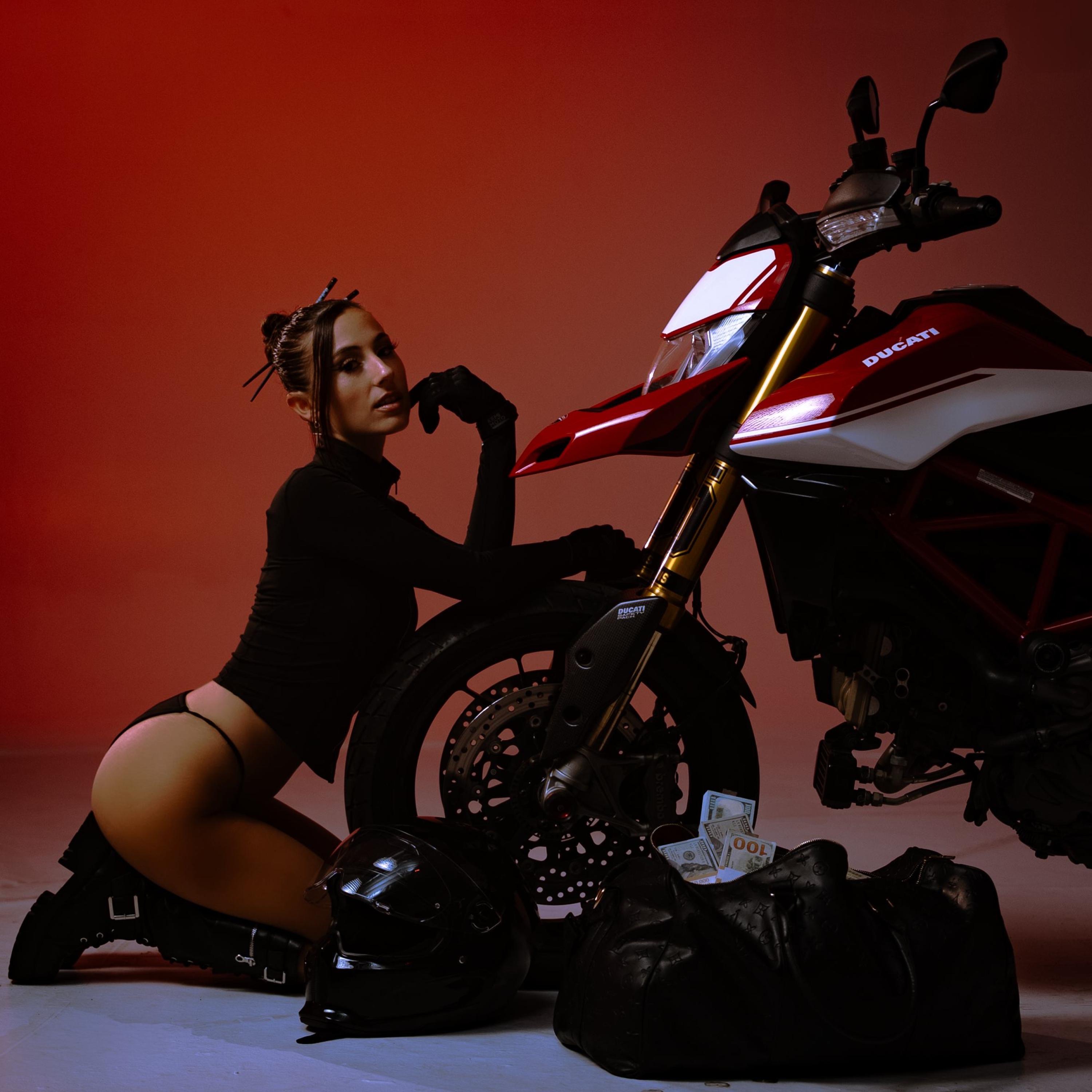 Tia Tia - LEAN ON ME