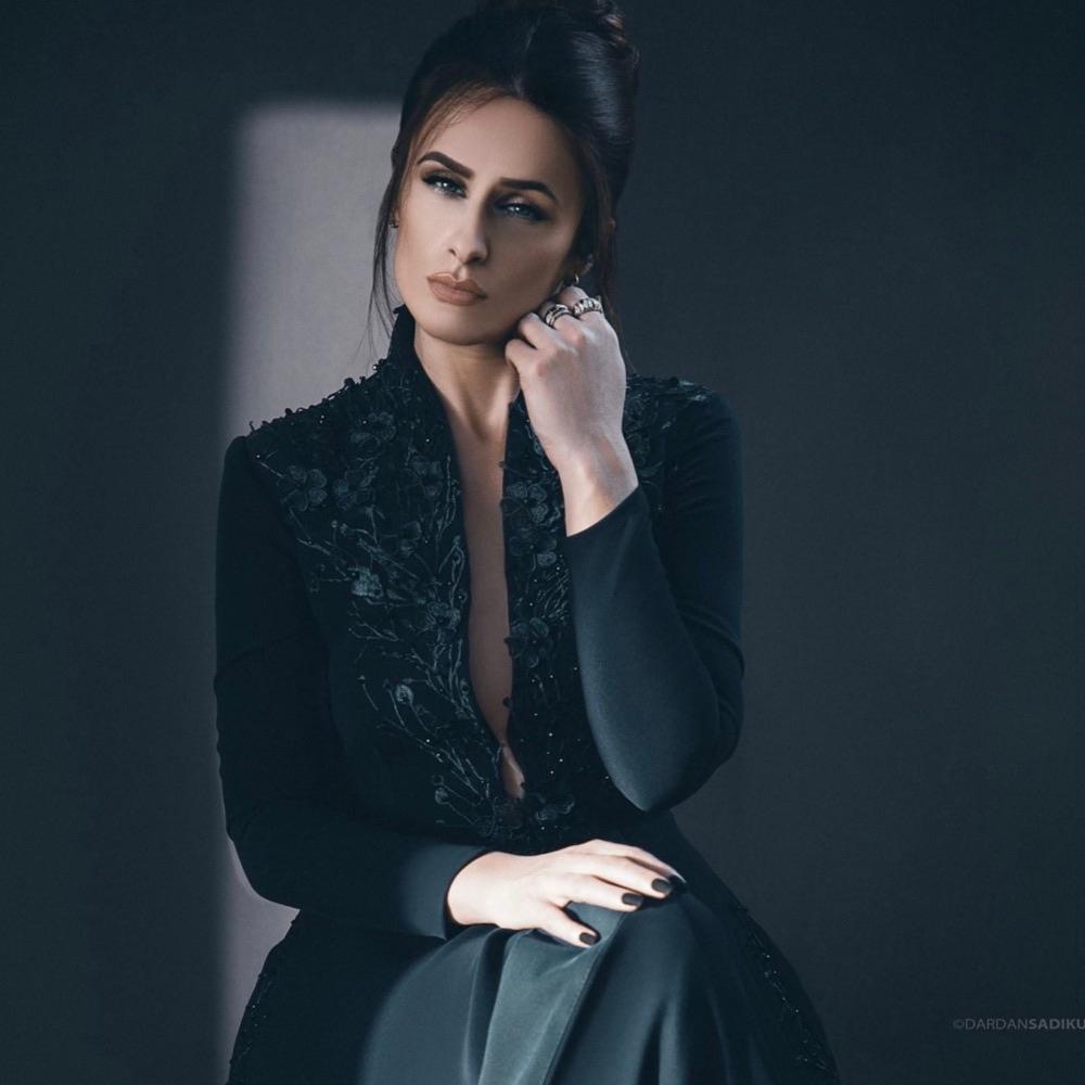 Обложка альбома «Miremrama Zoti i shpise/ Sa shyqyr (feat. Ismet Aloshi) - Single» — Leonora Rugova