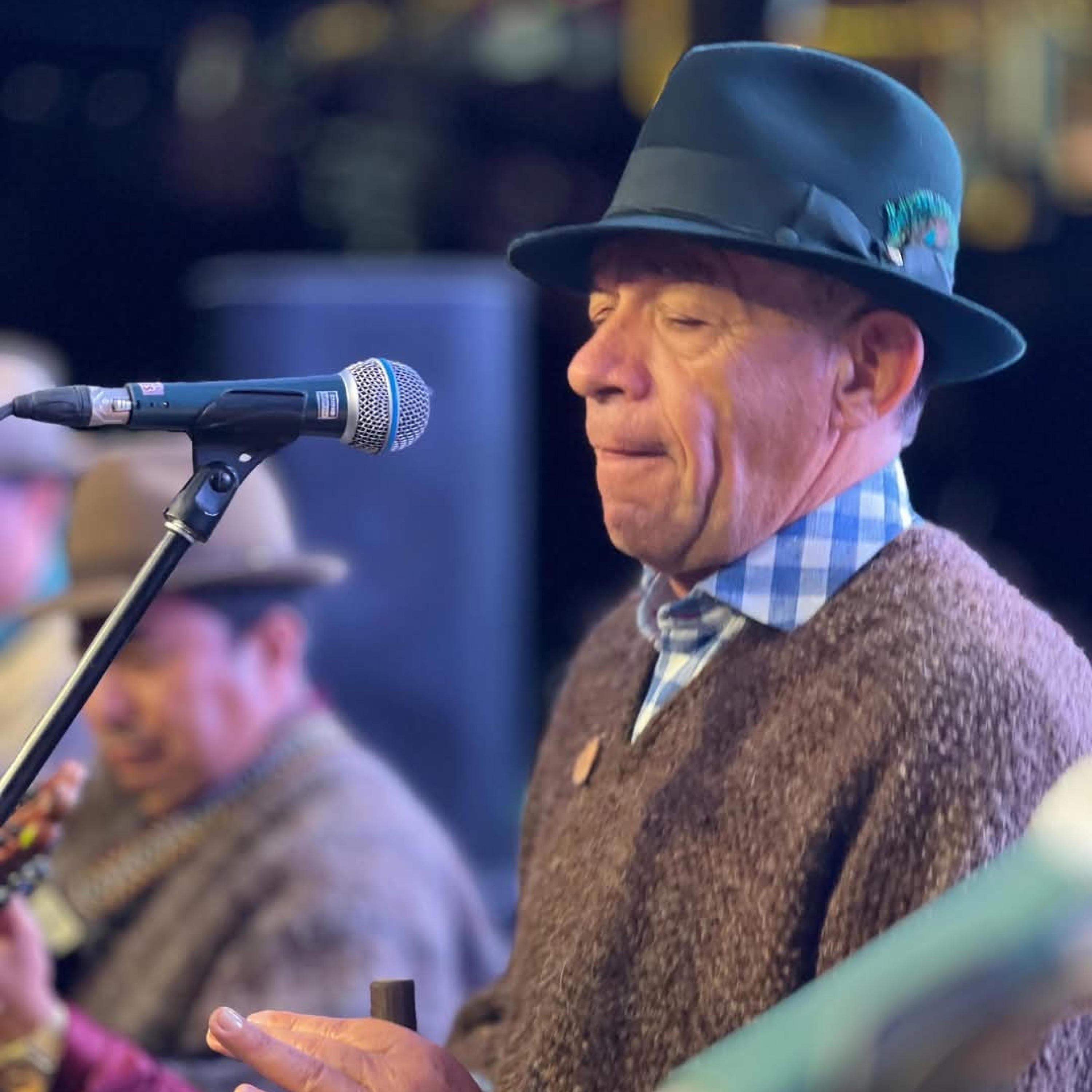 CON ALMA RUANA Y SOMBRERO