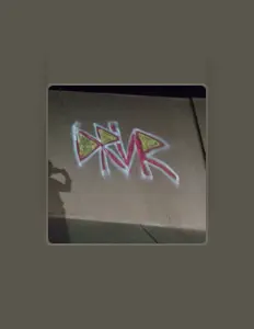 Hör dir Charles Coghill an, schau dir Musikvideos an, lies die Biografie, finde Tourdaten und mehr!