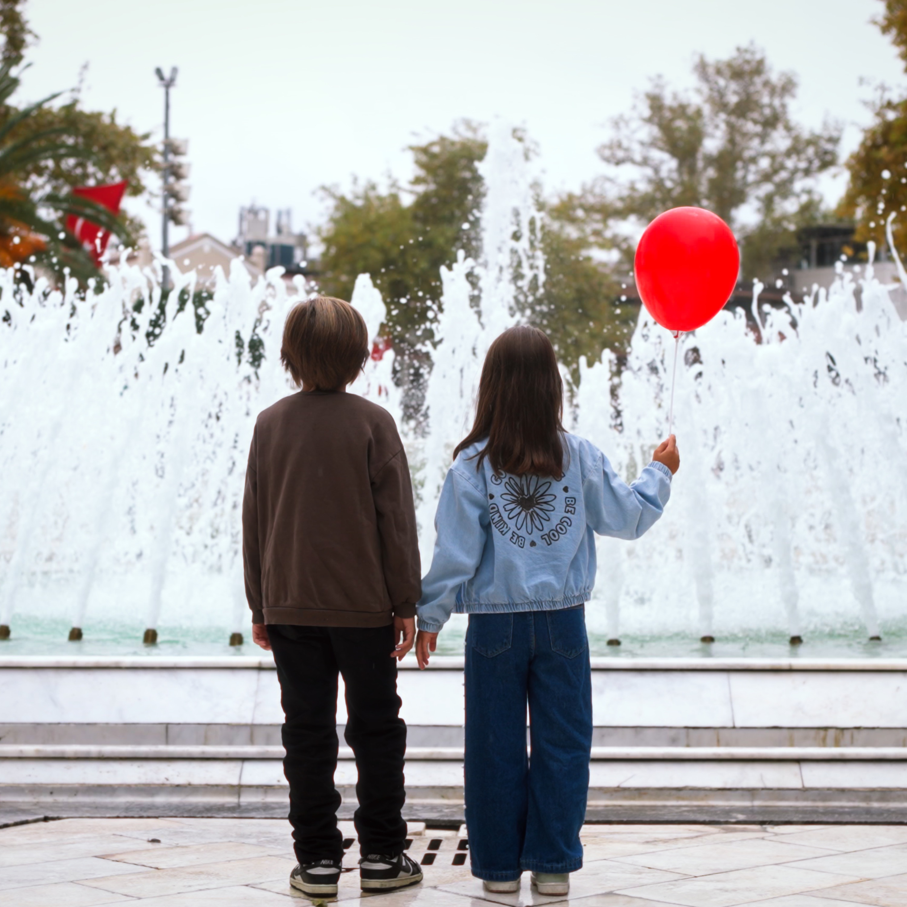 İnsan Bir Kez Sever - Single