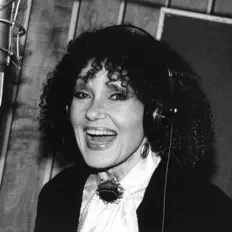 Escucha a Cleo Laine, mira videos musicales, lee su biografía, consulta las fechas de las gira y más.
