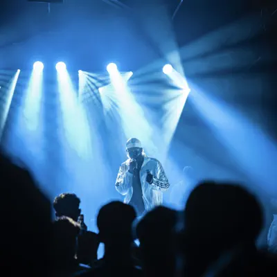 Hör dir „C'est noir“ von Baby Black an