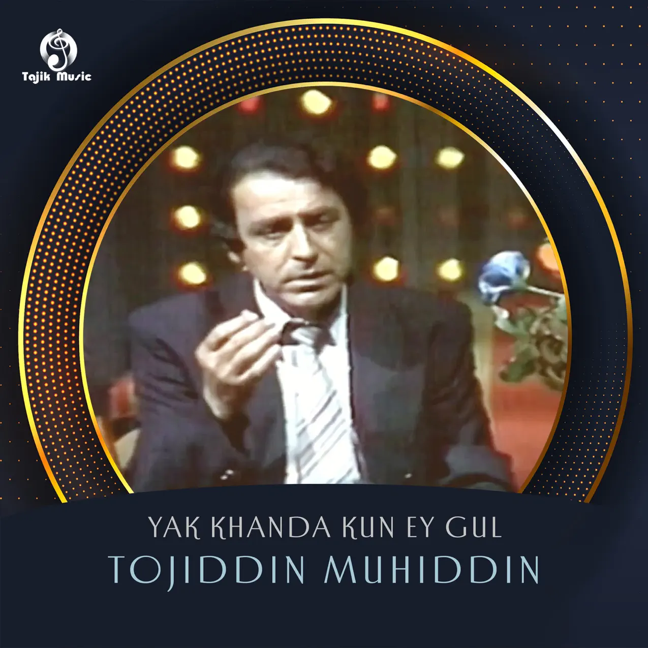 U yaqindan olingan videoda mushukini keng yoydi