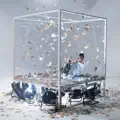 IM GLASHAUS MIT SCHEINEN WERFEN