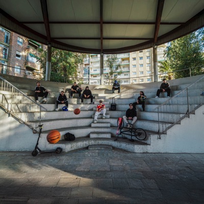 LOS QUE PERREAN EN LA PLAZA