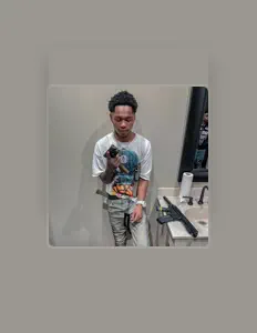 Hör dir Triple4bagg an, schau dir Musikvideos an, lies die Biografie, finde Tourdaten und mehr!