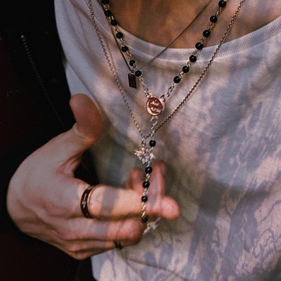 Runas y Abalorios - Single