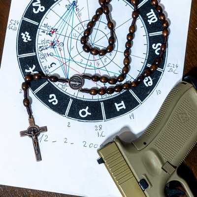 UN ROSARIO Y UNA GLOCK