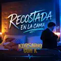 Recostada en la cama