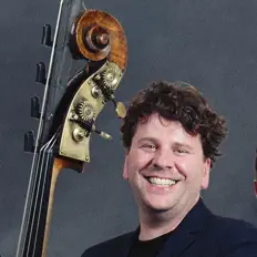 Hör dir Dominic Seldis an, schau dir Musikvideos an, lies die Biografie, finde Tourdaten und mehr!