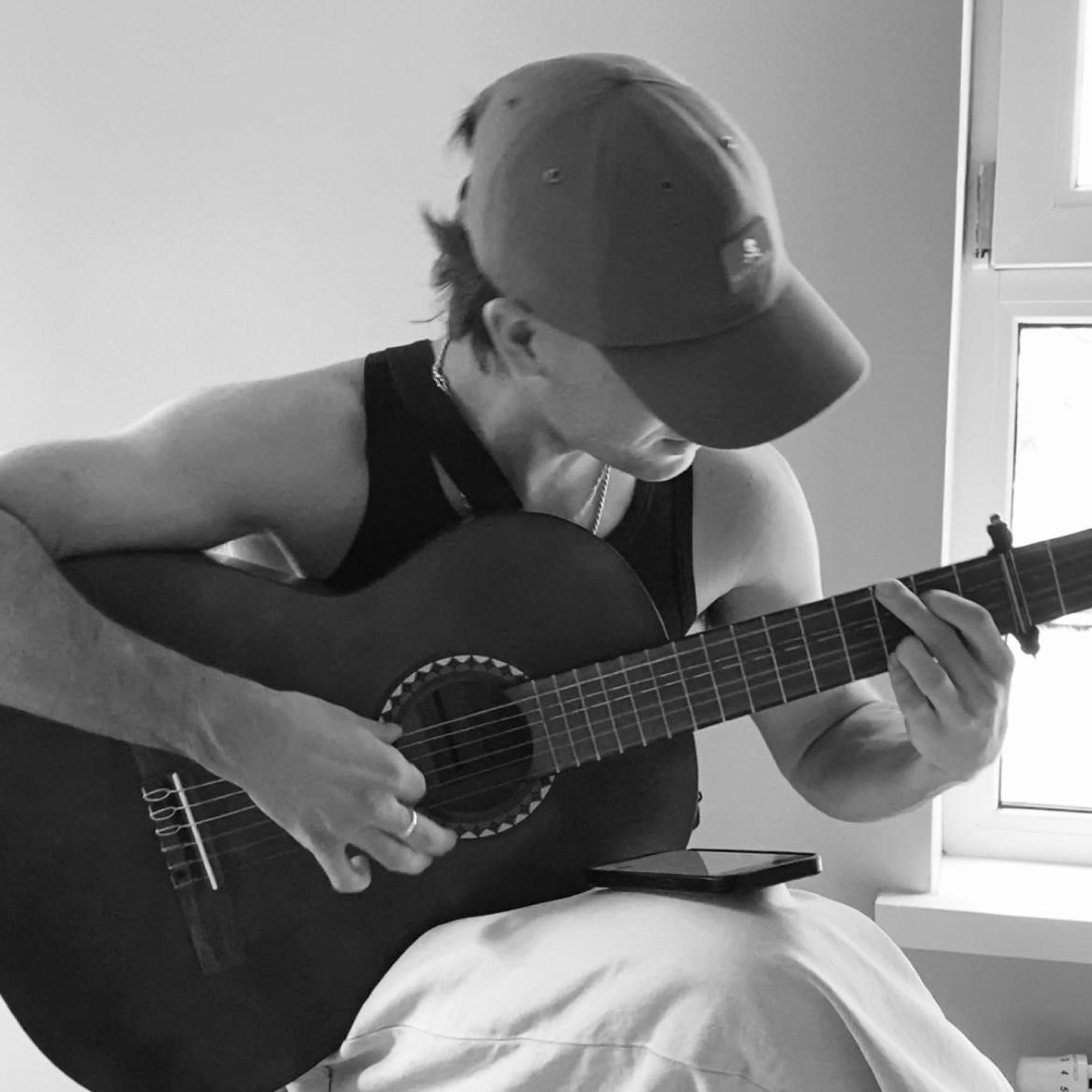 BORRACHO Y CON PENA - Single