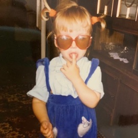 На табуретке cheichai