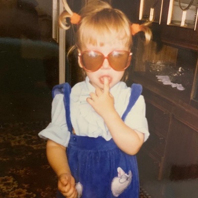 На табуретке - Single