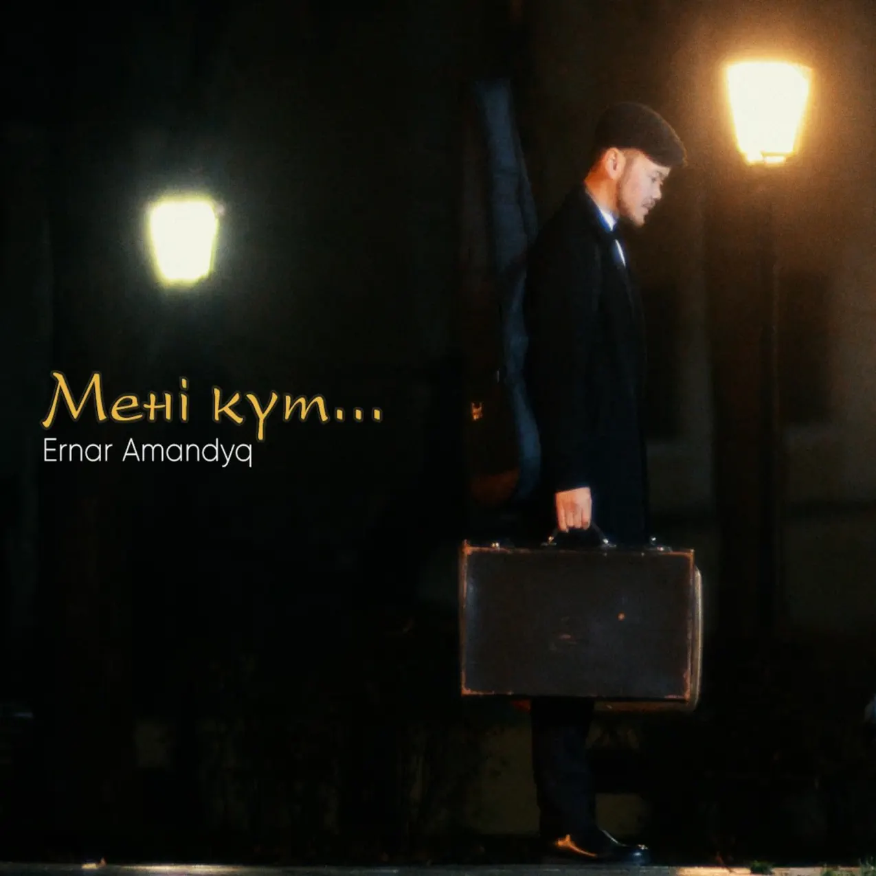 Үлкен кеуделі даяшы жаттықтырушымен күрес матчының нәтижелерін талқылап, сосын трахаталайды.