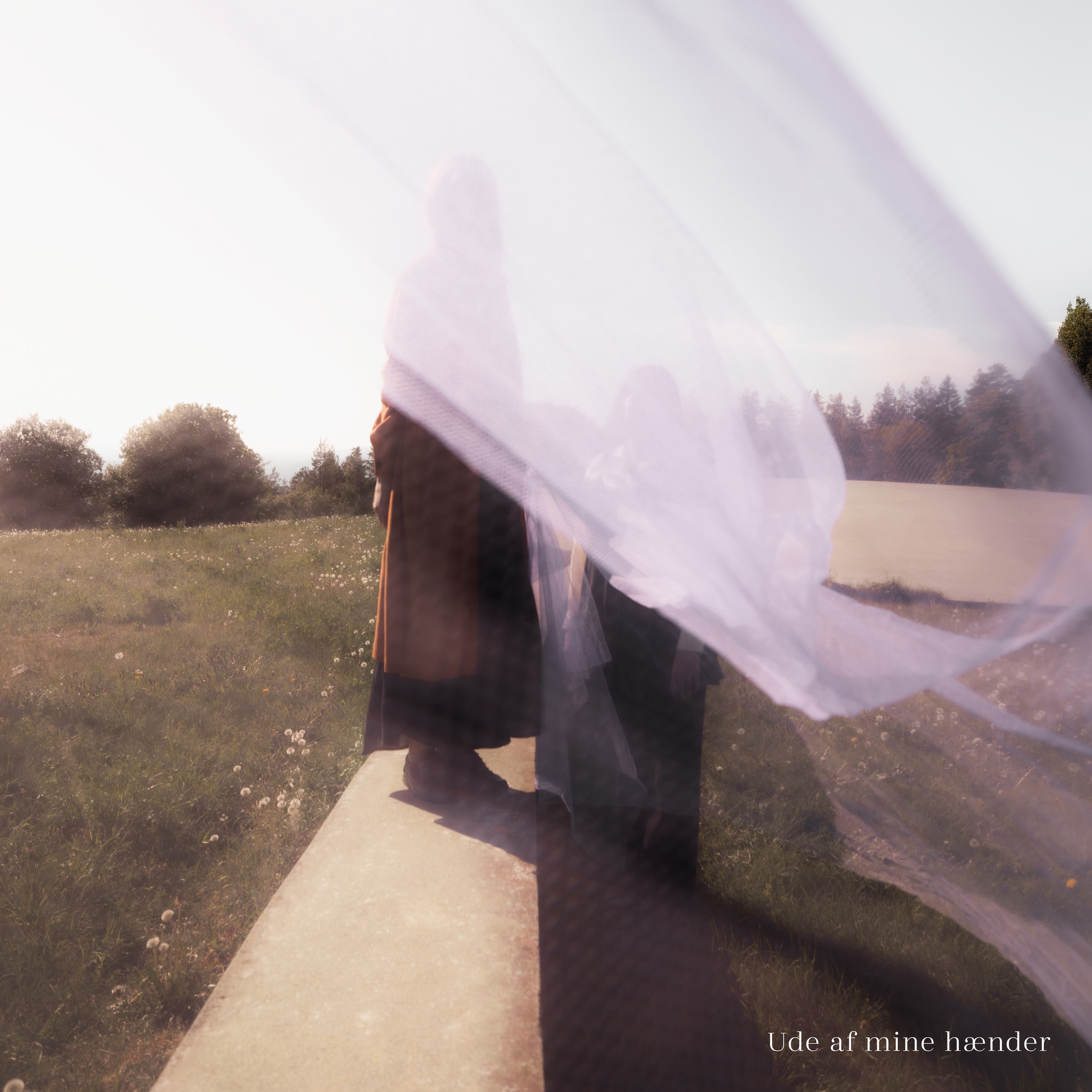 Ude af mine hænder - Single