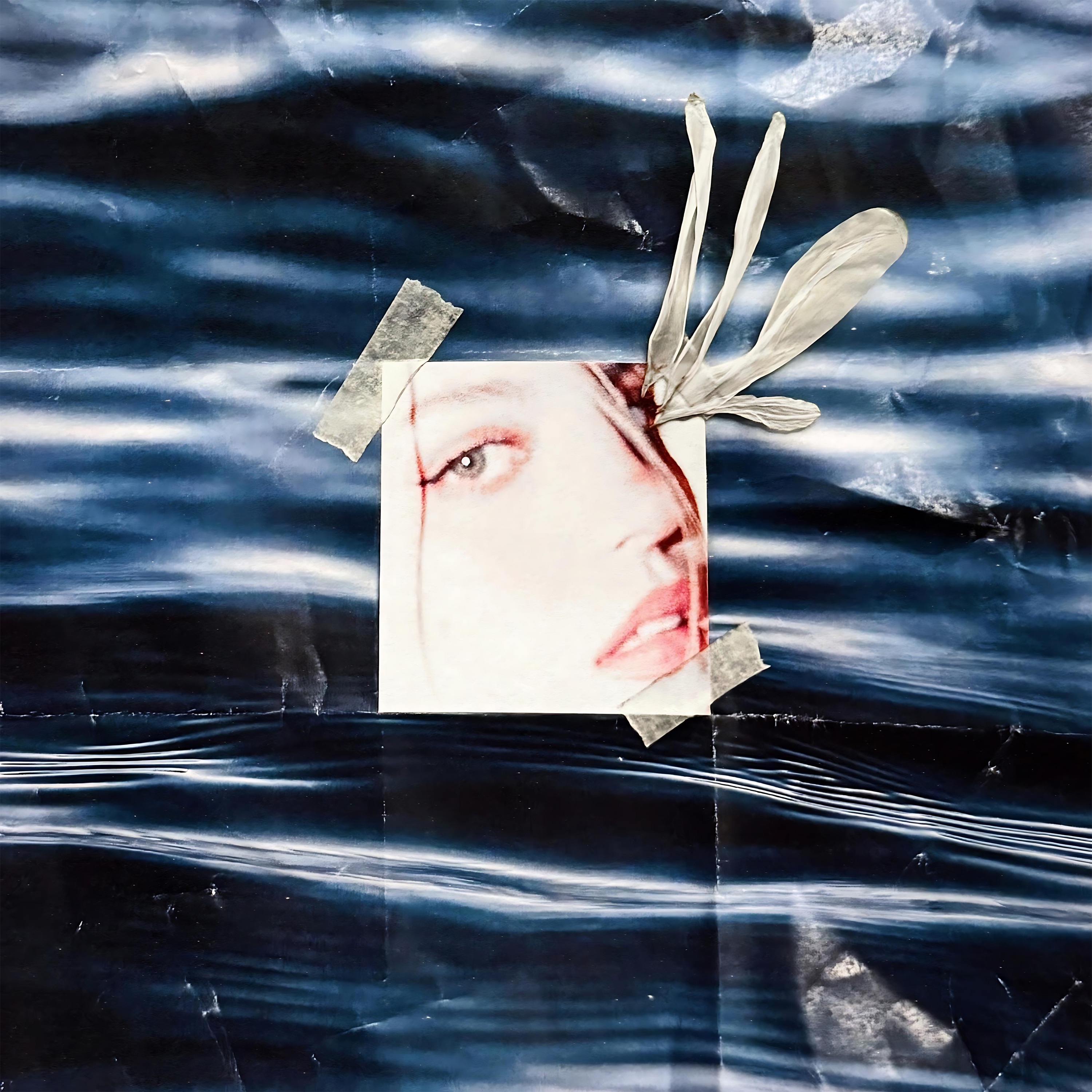 bi kere öpse bükülür uzay - Single