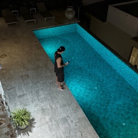 На дне бассейна Luxor