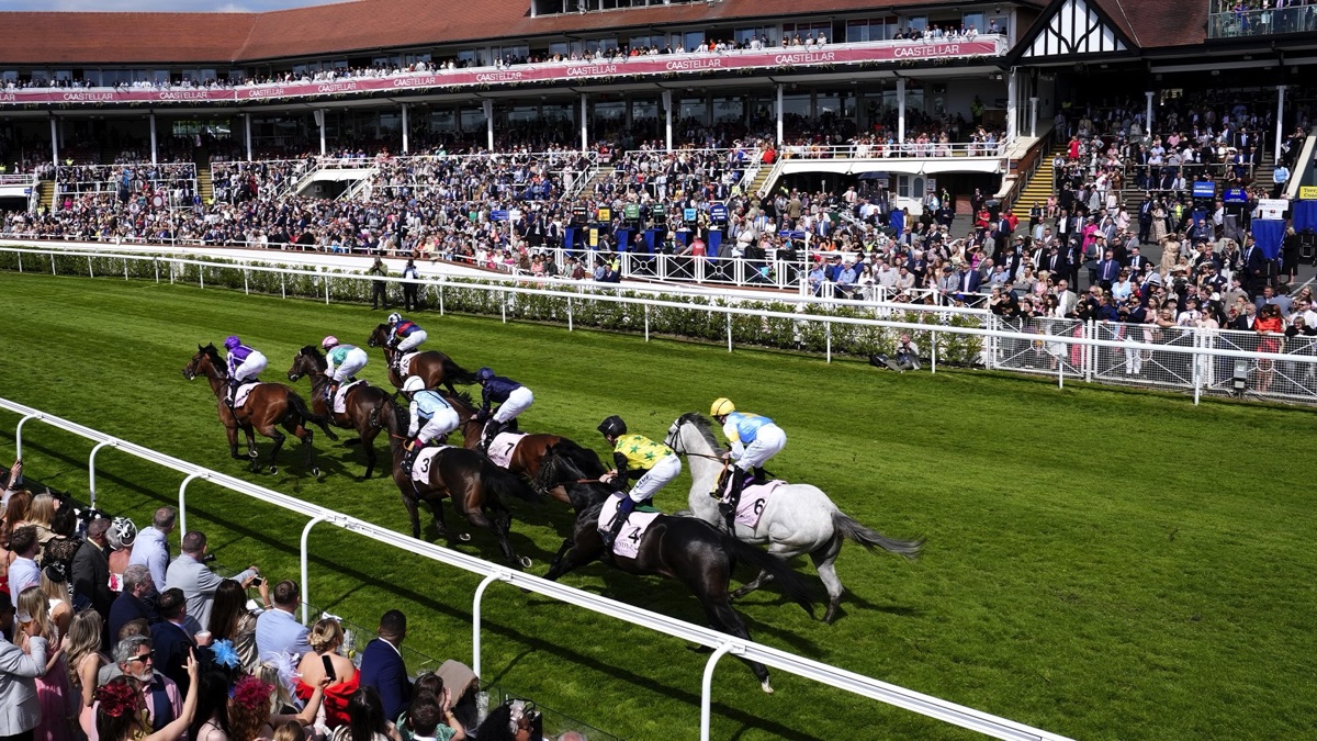 Live from Chester - ITV Racing (Series 2025, Episode 38) - Apple TV (UK)