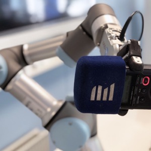 Umí číst, pozná barvy nebo vás provede po místnosti. Speciální kamera OrCam ulehčuje život nevidomým