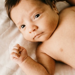 哭不停的嬰幼兒是不是腸絞痛？讓你輕鬆秒懂判斷準則與舒緩方式